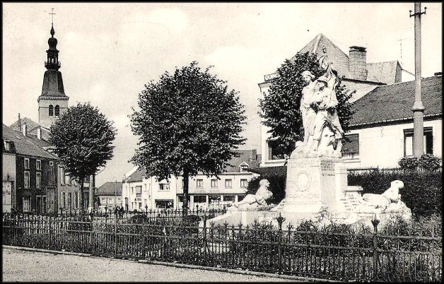 site florenville monument de droite avec l'église