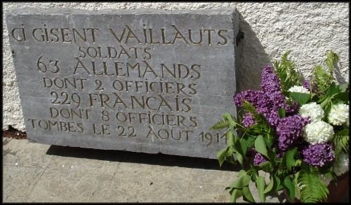 site plaque commémorative au pied de la chapelle d'ochamps