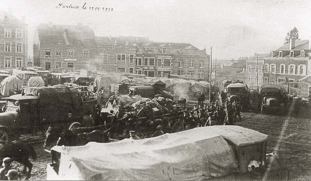 asu 11 nov 1918 les camions et attelages allemands sur la Place