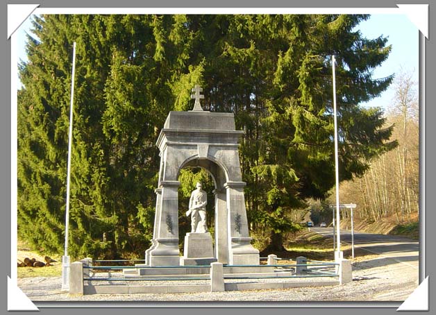 site vue d'ensemble du monument des coloniaux à Rossignol