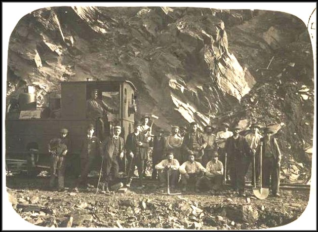 site bertrix 1908 train et ouvriers d'ardoisières