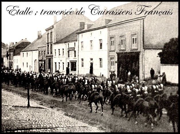 site cuirassiers  français traversant Etalle en août 1914