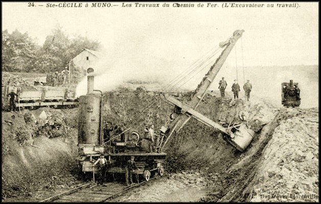 site excavatrice creusant la ligne de chemin de fer