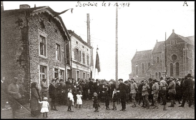 site 8 déc 1918 des Rescapés sur la Place