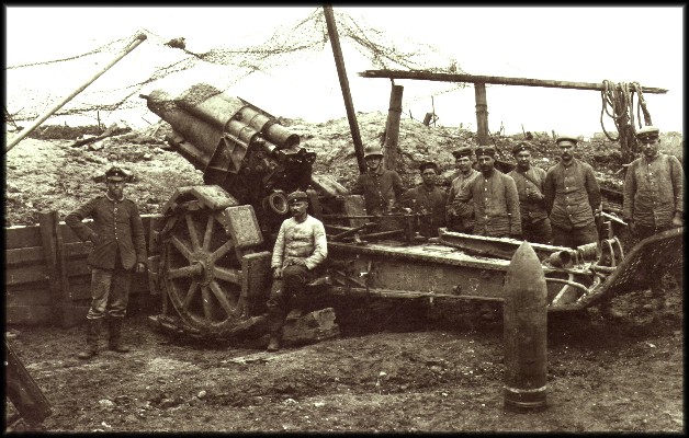 site mortier allemand en batterie avec les servants de tir