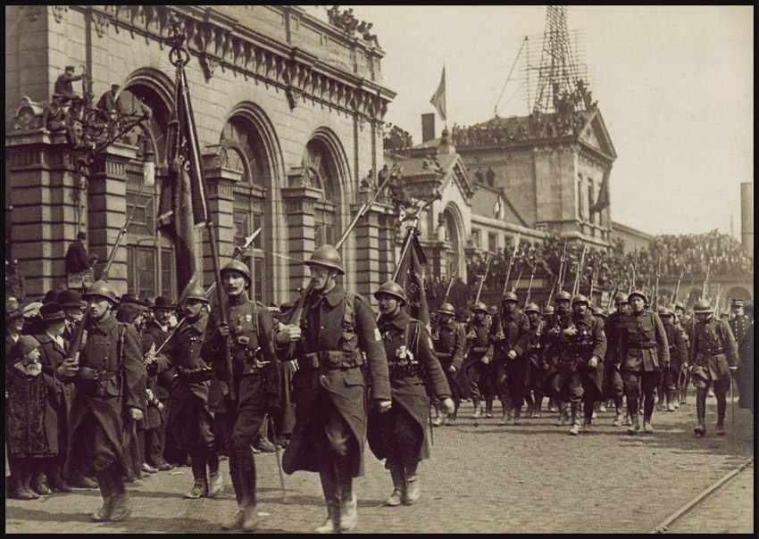 site Défilé des soldats devant la Gare 1914-18