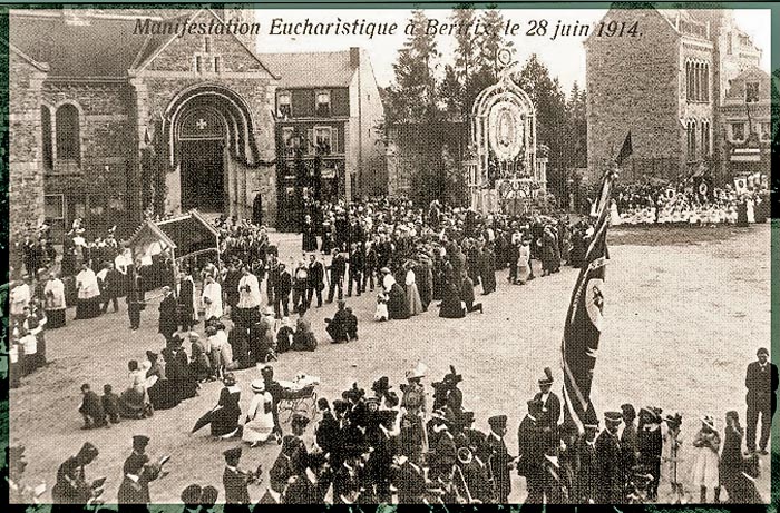 site so 1914  28 juin manifestation eucharistique sur la place devant l'église