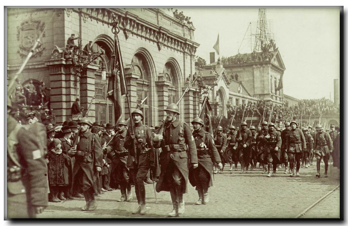 site so be Défilé des soldats devant la Gare 1914-18