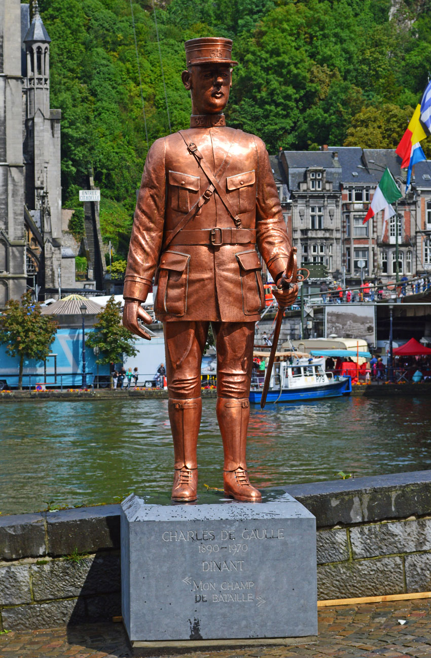 len statue de gaulle pied du pont dinant